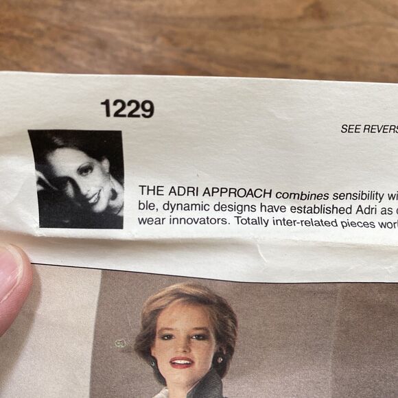 1980s Uncut VOGUE PATTERN 1229 Size 10 American Designer Top & Skirt by ADRI - Picture 9 of 9